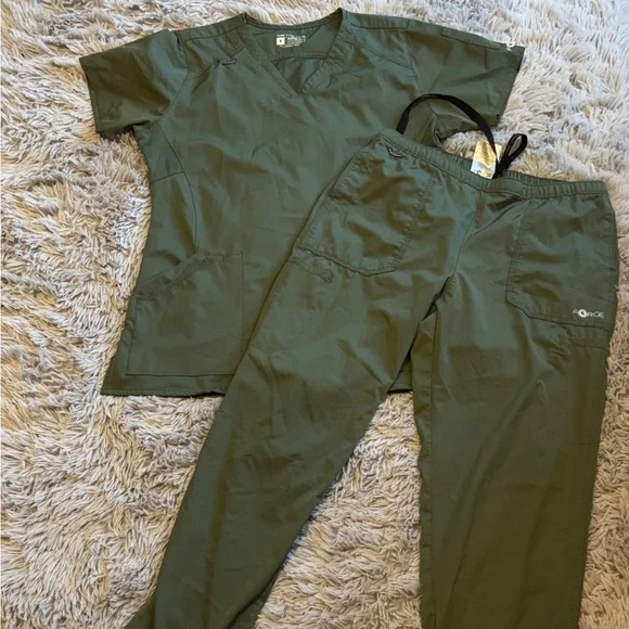 Carhartt Scrubs Lot, women’s size medium olive green. - Picture 1 of 6